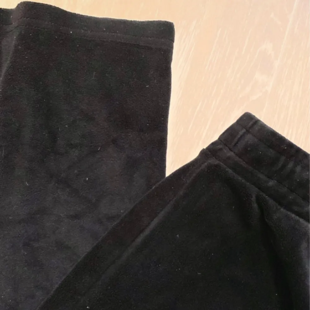 Raka jättemjuka lågmidjade mjukisbyxor  Står M men skulle säga att det är S🩷🌸 (Tips! Köp med bundle för att spara på den frakten🔥! In och fynda fler plagg i flödet👑😉). Jeans & Byxor.