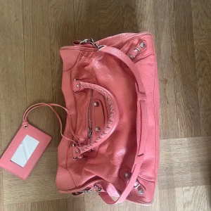 Balenciaga City bag  - Köpt i Paris. Den är köpt 2022 men är i superskick, i en unik rosa färg. Autentifiering finns på dokument från butiken.  Bredd 30 Höjd 21  Djup 10  Superfint skick Pris går att diskutera vid snabb affär