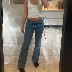 Jeans  - Blåa jeans ifrån weekday som knappt kommit till användning🙌 storlek 28/30