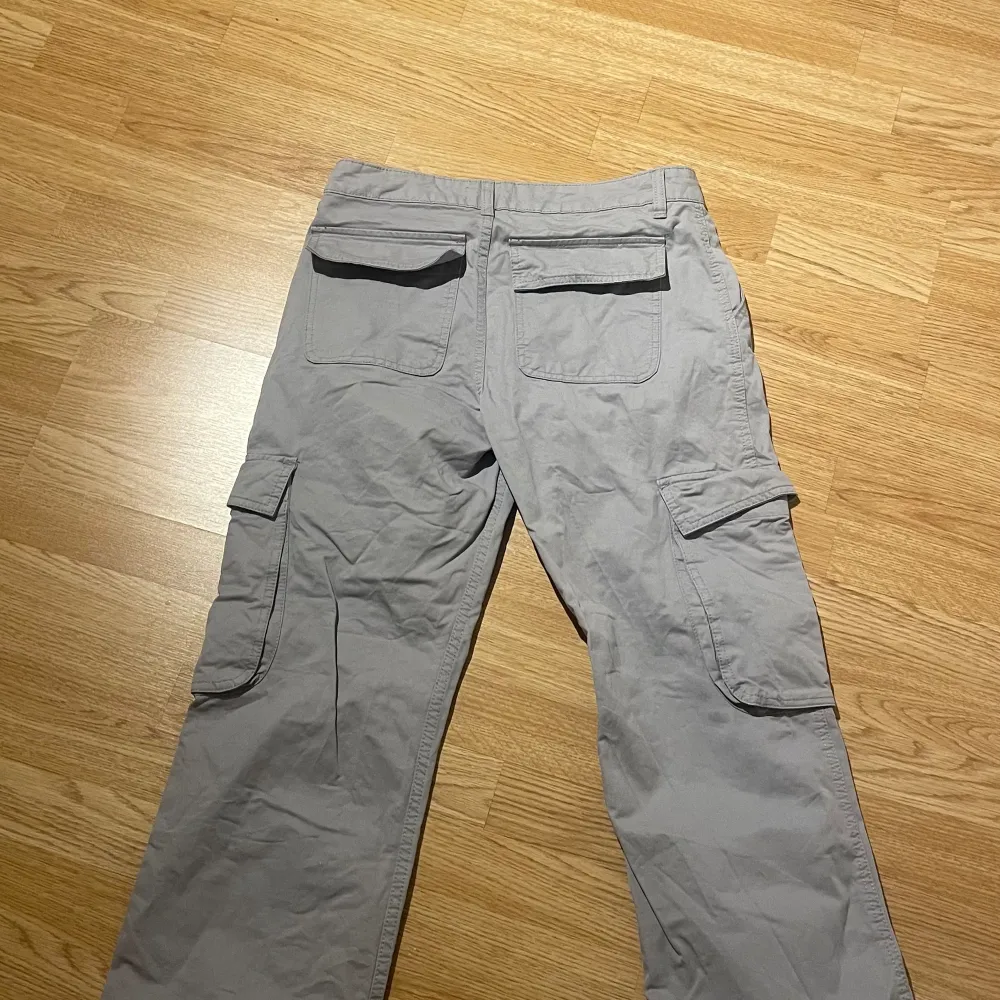 Säker ett par gråa cargo byxor från Gina Tricot, knappt använda och i helt nyskick!💕. Jeans & Byxor.