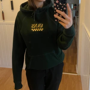 Vans Hoodie - Superfin Vans hoodie som är sparsamt använd. Inga sprickor alls eller så i trycket. Fläckfri osv.