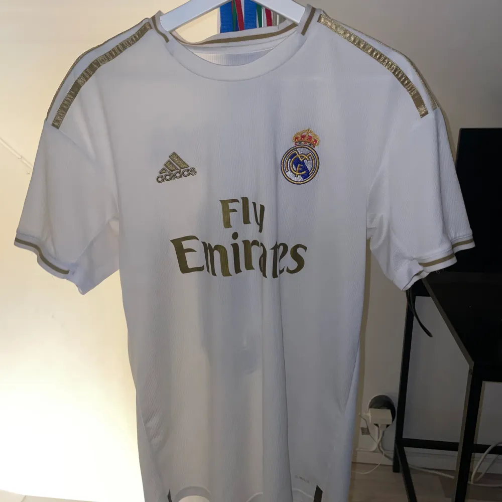 Real Madrids hemma kit säsongen 2019/2020, 9/10 skick. Storlek M. Sport & träning.