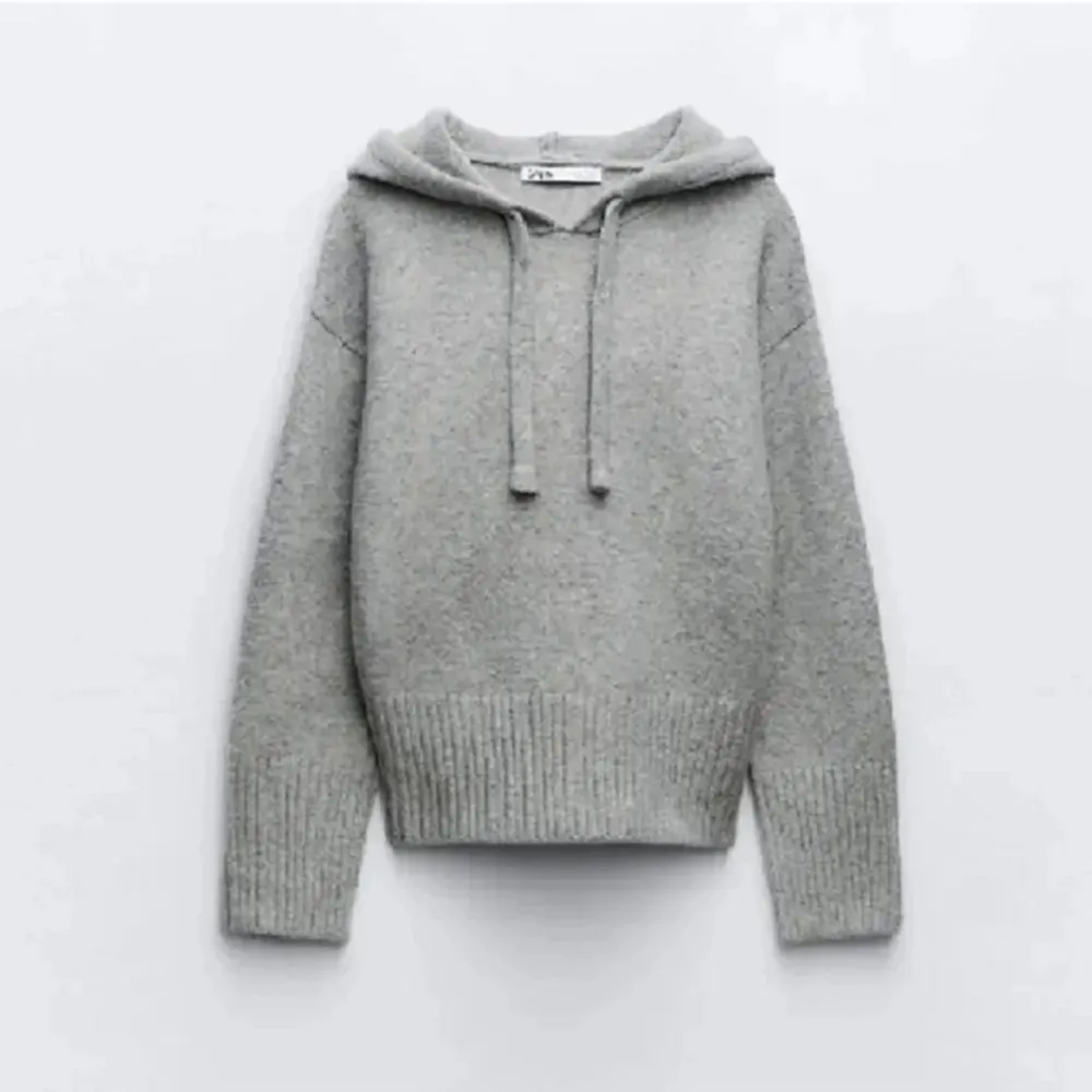 Populär stickad hoodie från Zara. Nästintill oanvänd och slutsåld på hemsidan💕Nypis 400 kr, strl S. Kom privat för fler frågor eller bilder!🪩. Hoodies.