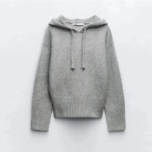 Populär stickad hoodie från Zara. Nästintill oanvänd och slutsåld på hemsidan💕Nypis 400 kr, strl S. Kom privat för fler frågor eller bilder!🪩