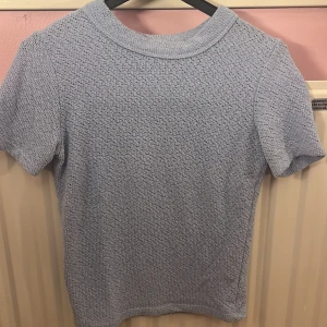 Topp - Säljer denna fina topp i nyskick, för liten. Inga märken eller liknande, pris kan diskuteras.
