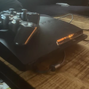 Ps - Ett ps två kontroller tas med frågan om spel kan diskuteras ni kan dessutom diskutera om priset.