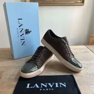Säljer dessa Lanvin-skor i storlek uk 10, motsvarar ca 44/45. Skorna är i brun färg, skick runt 7-8/10👍Tillkommer Box och dustbag. Nypris ca 4500kr mitt pris 1699kr. Hör av er vid frågor eller bud!