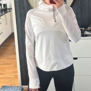 Tunn träningsjacka - Vit träningsjacka från Soc, en liten ficka framtill som är diskret, hål för tummarna i ärmarna