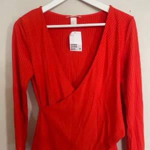 Långärmad H&M törja - En härlig och somrig långärmad orange tröja med v-neck. Är helt ny.