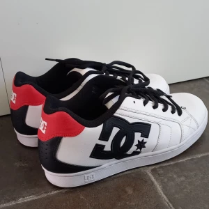 DC NET MEN'S SHOES  - DC NET MEN'S SKATEBOARD SHOES.   I ny skick, ändast använda en gång. Storlek 44  Säljes för 300+ frakt