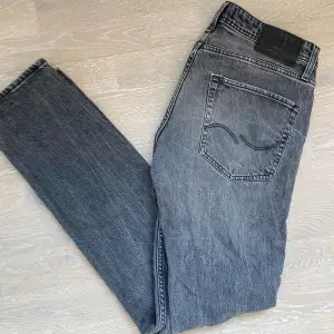 Snygga jeans | Storleken är 31/34 | Skicket är bra förutom en liten fläck som syns på bild 3 | Hör av er vid frågor!
