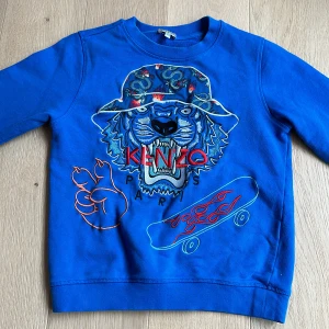 Kenzo kids tröja med tiger på - Kenzo tröja i bra skick, storlek 152/ 12 år. Köpt o Paris för 5 år sedan. Kan pruta ner till 500kr. Nypris: 1500-2000kr