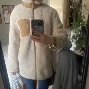 Teddy jacka-vero moda - En jättefin Teddy-jacka från vero moda. Knappt använd.