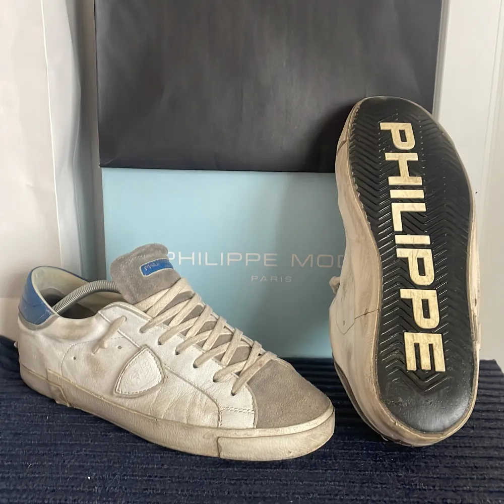 Tjena! Säljer nu ett par feta Philippe Model skor i storlek 43. köpta för 3500kr på Cettire.  Skicket är 8/10. Priset är prutbart. (Det är meningen att de är smutsiga) tveka inte på att ställa frågor.. Skor.
