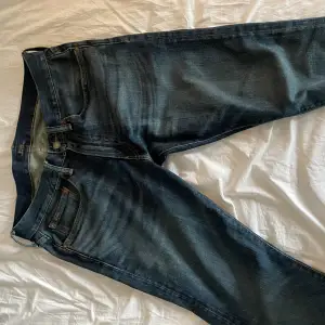 Oerhört snygga jeans! Dem är köpta i usa och är i gott skikt!!! Dessa byxor passar till allt och är i topp kvalitet!  Storlek: 30x30 passar som 30x32