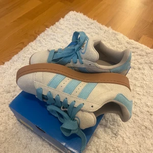 adidas campus 00s - helt nya grå-blåa adidas campus 00s. är i färgen putty grey preloved blue gold metallic. storlek 40. kontakta gärna för fler bilder