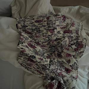 söt kjol från zara. köptes här på Plick men är jättebra skick. ❣️