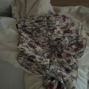 mönstrad kjol, zara - söt kjol från zara. köptes här på Plick men är jättebra skick. ❣️