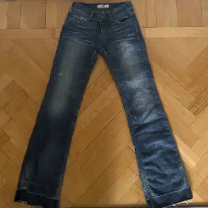 Såååå snygga jeans från fornarina med låg midja!! Har en liten sömm typ vid gylfen men annars är de i perfekt skick🙌🏻 Midjemått: ca 37.5 cm Total längd: ca 106 cm