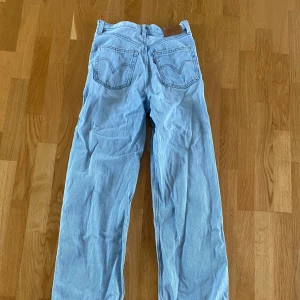 Jeans highloose Levi’s  storlek 25  - Bra skick, knappt använda. Har ett litet hål i knät 