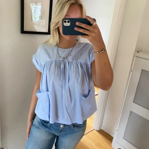 Blå blus - Så fin ljusblå blus med fickor från Zara💞