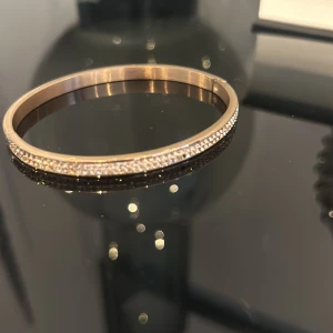 Rosé stål armband med stenar - Kommer aldrig till användning längre, köpt från ur&penn. En Sten är av så säljer den för 150. 