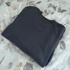 Mysig sweater - Super skön basic sweater som är perfekt till hösten eller vintern. Använd endast en gång, superskönt material och perfekt skick 💗🥰 Alltid öppen för prisförslag!!