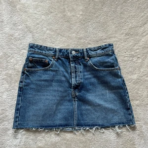 Jeanskjol - Så snygg minikjol i denim!!! Low waist och så snygg tvätt 💗💗💗 Storlek M men passar S bättre