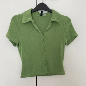 Grön topp - Topp från H&M, använd fåtal gånger