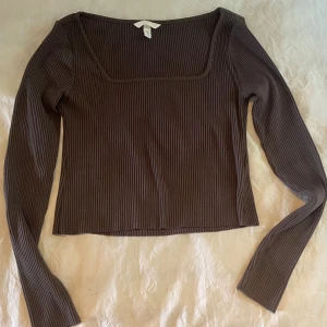 Brun kortare top - Top från HM, använd en gång så den är i mycket fint skick. Storlek M, lite stor i storlek. 