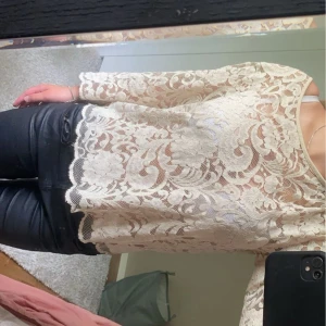 Fin tröja - En väldigt fin trekvarts tröja som tyvärr inte kommer till användning, just därför jag säljer den. Det är storlek L men passar perfekt för S/M också!😇👌