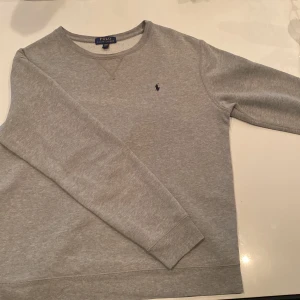 Polo ralph lauren sweater  - polo ralph lauren tröja i bra skick och knappt använd. Tror storleken är xl 18-20( se bild )