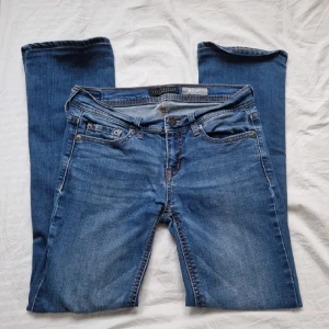 Bootcut jeans - Säljer dem här jeansen som jag köpte här på plick pga att dom inte passade mig😓🩷 INTE MINA BILDER! midjemått -78cm Innerbenslängd- 66cm 