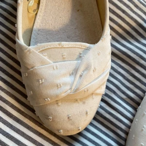 Vita ballerina skor🤍 - Jätte fina ballerina skor som är lite för stora, jätte skön tillköpt sula💘