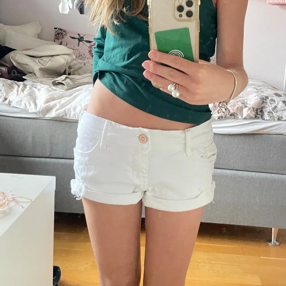 så söta lågmidjade shorts från hollister som knappt är använda!🤍. Shorts.