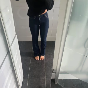 Zara jeans - Superfina zara jeans som knappt är använde då som redan va för små från början… Nyskick Kom gärna med pris förslag