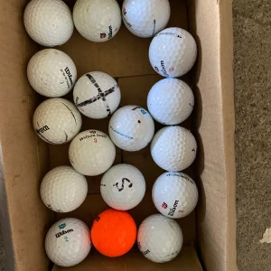 20 blandade Wilson bollar i bra skick - Säljer 20 Wilson bollar i bra skick och pris kan diskuteras vid köp av många bollar.