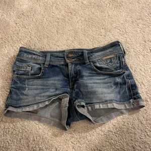 Pimkie jeansshorts  - Ett par super snygga lågmidjade jeansshorts💗Vet inte riktigt storlek men ungefär xs/s