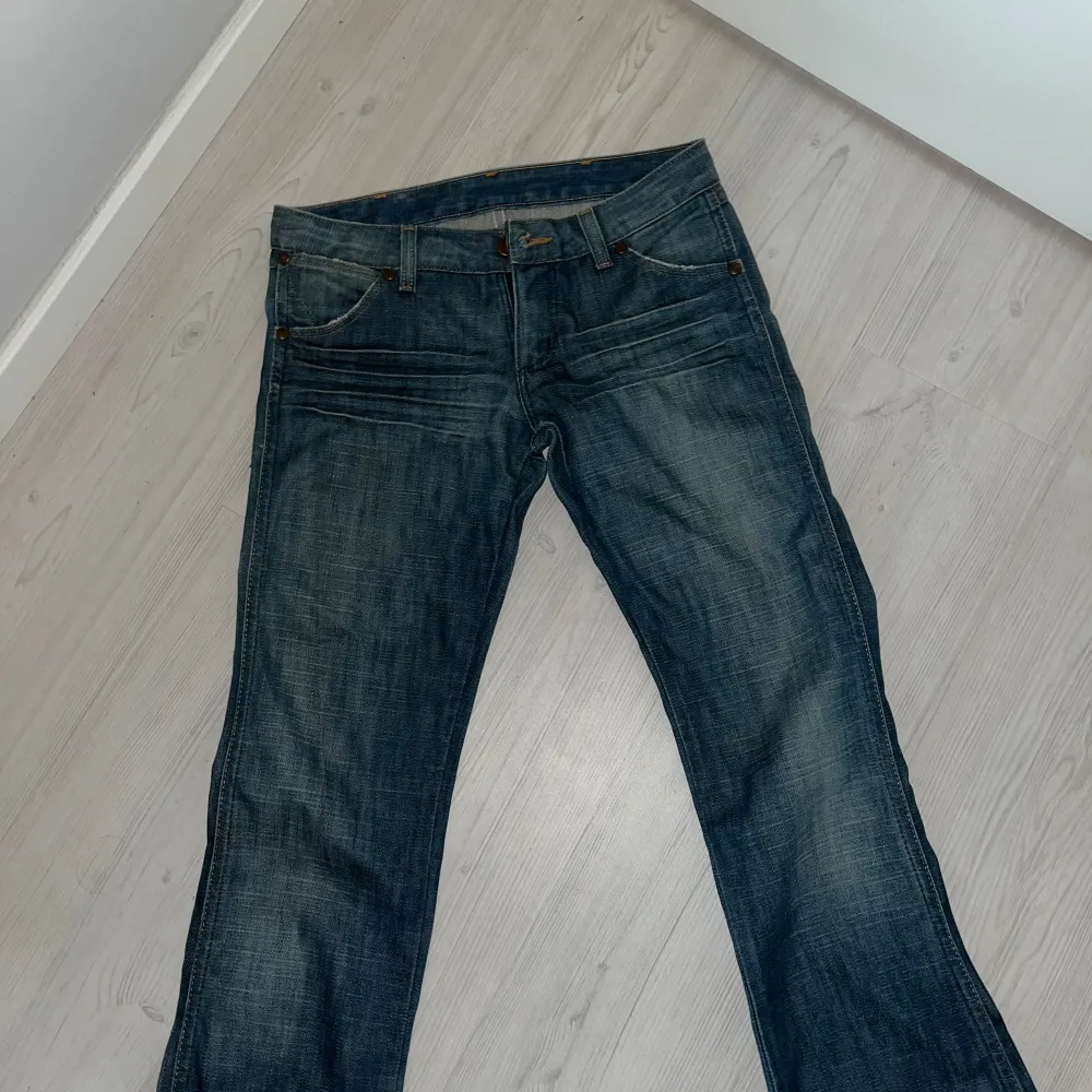 Skit snygga vintage low waist bootcut jeans i strlk W26 L32🩷Säljer pga för små, köpte second hand o använda av mig fåtal gånger!. Jeans & Byxor.