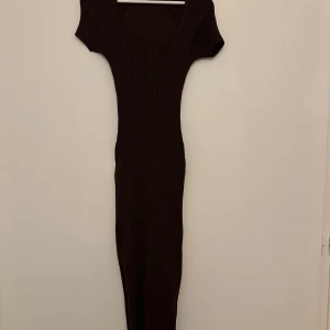 Ribbad klänning  - Brun ribbad klänning i storlek L, passar även M. Helt ny.