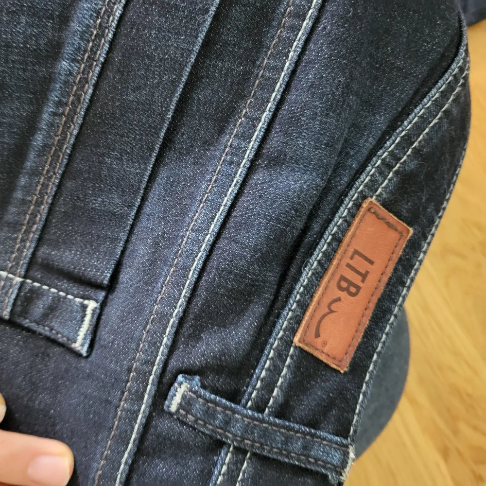 Raka LTB-jeans. Så snygga men tyvärr för stora för mig så säljer därför! W 33, L 30 (typ XL). Modell: Valentine, Fit: Straight. Strechiga och knappt använda! Hör av er vid frågor🫶❤️. Jeans & Byxor.