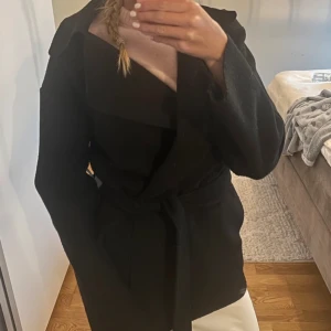 Svart kappa - Denna fina svarta kappa säljer jag då den inte kommit till användning. Bra skick, pris går att diskutera ❣️hör av er om ni har någon fråga eller vill ha fler bilder!
