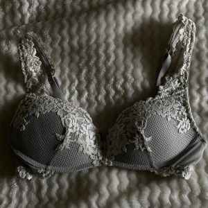 Ljusgrå Intimissimi bh stl 70B - Säljer denna superfina intimissimi bh i storlek 70B då den inte passar och kommer till användning längre. Den är köpt i februari och använd några få gånger. Den är i superfint skick och ser ut som ny.