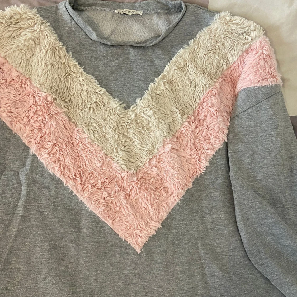 Grå tröja från Zara Trafaluc med fluffiga detaljer - 90