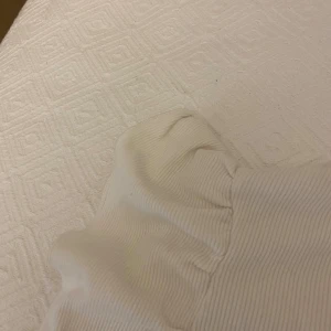 🤍Volang tröja🤍 - Säljer denna vita volang tröja ifrån zara. Är tyvärr  lite förkorta i armarna för min del. Men är i jätte bra skick, inga fläckar eller hål i tröjan. Jätte fin att ha till hösten🍂 Har andvänt få gånger och köpte för 250kr! Pris kan absolut diskuteras