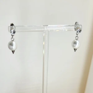 Handgjorda örhängen  - Handgjorda örhängen●Följ :@ekjewelryofficial🤲 ● 💎Material- 100% rostfritt stål och pärlor ●Örhängeskrokar -rostfritt stål. Nickel fri. Längd -2cm. Vattentåliga, ändrar inte färgen! 