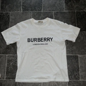 T-shirt  - En fin burberry T-shirt, använd ett fåtal gånger, 9/10 skick, pris går att diskuteras, storlek L men sitter som M