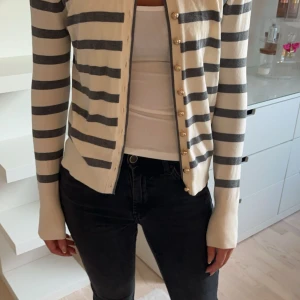 stickad randig kofta - Snygg randig kofta. Aldrig använd så toppen skick. Säljer endast pga den inte kommer till användning.