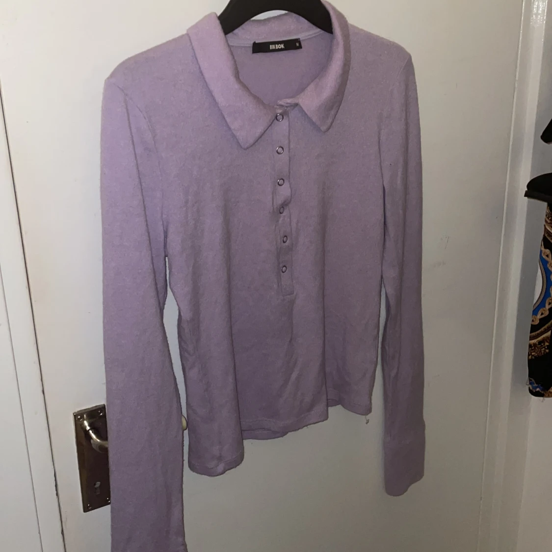 Lila tröja med knappar - 90