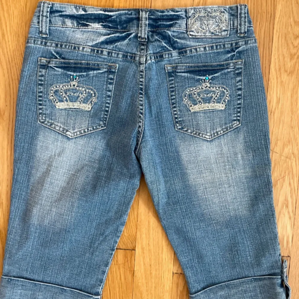 Fina trekvarts jeansshorts från REALS i mycket bra skick. Storlek L, midjemått 80 cm så skulle säga att de passar som en M. Sitter jättefint på bredare höfter!. Shorts.